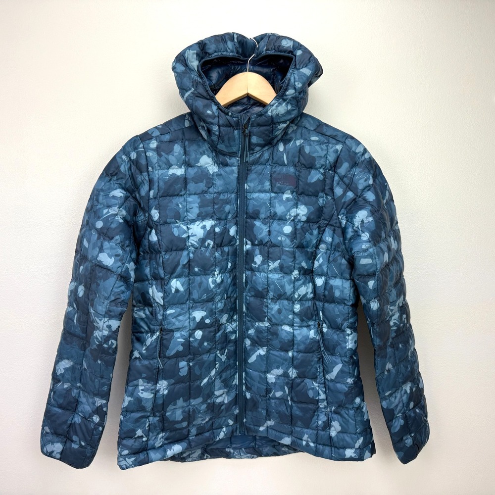 The North Face Womens Printed Themoball Eco Hooded Jacket Sz M Blue Camo Quilted - Picture 2 of 16